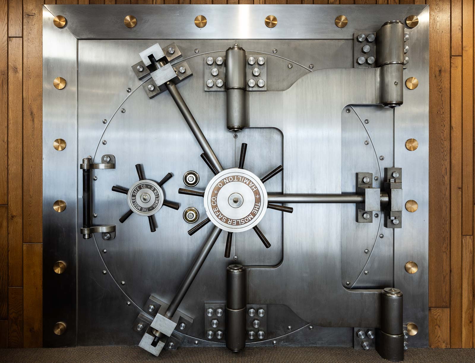 Close vault door